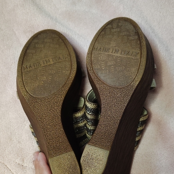 Italian Shoemakers Gold and Tan Women's Sandals Made In Italy. - Picture 3 of 8